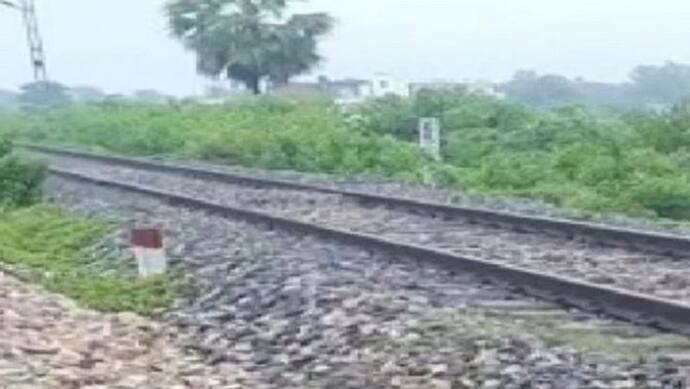ललितपुर: रेलवे ट्रैक पार कर रही बुजुर्ग महिला के लिए देवदूत बना जवान, मौत के मुंह से निकालकर ऐसे बचाई जान