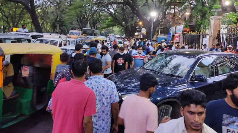Chinnaswamy Stadium Bengaluru Traffic Jam,  Fans Crowd