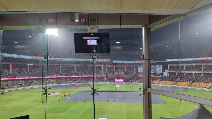 India vs South Afirca Bengaluru Chinnaswamy Stadium Rain stops play