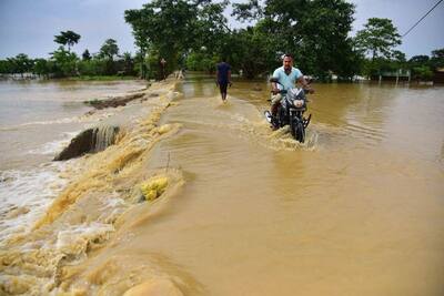असम बाढ़ की 12 शॉकिंग Photos: फिर से सामने आने लगीं जिंदगी को जोखिम में डालने वालीं स्टंट की ऐसी तस्वीरें