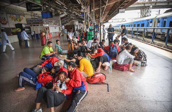 झारखंड में भारत बंद के कारण स्कूलों में छुट्टियां, रांची मंडल की 7 ट्रेनें रद्द, जगह-जगह पर पुलिस तैनात