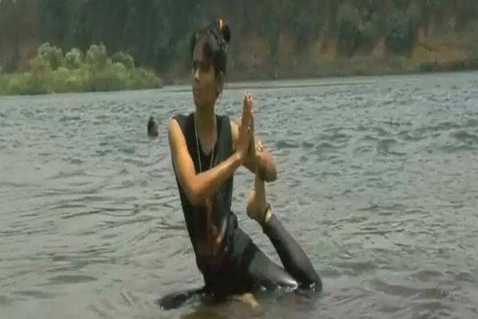 MP की वॉटर गर्ल से मिलिए, नदी में तैरकर करती योग, पानी में सिखाती ऐसा योगा...देखने वाले भी हैरत में पड़ जाते