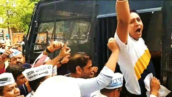 अग्निपथ स्कीम: धारा 144 लागू होने के बाद भी आप कर रही थी प्रदर्शन, पुलिस उठा ले गई, जिसने विरोध किया उसे पड़े 