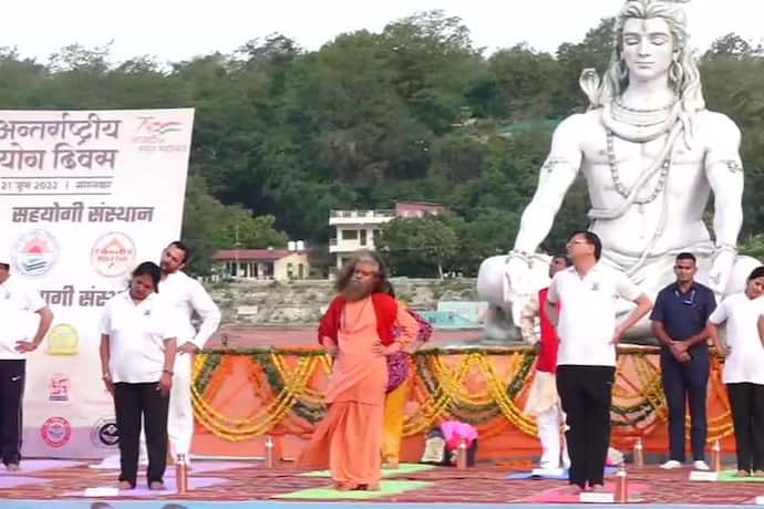 Yoga Day 2022: उत्तराखंड में योग डे को लेकर लोगों में दिखा उत्साह, सीएम ने ऋषिकेश में किया योग