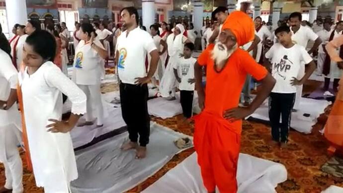 गोरखनाथ मंदिर में योगा को लेकर दिखा उत्साह, अधिकारियों संघ भारी संख्या में योग करने पहुंचे लोग