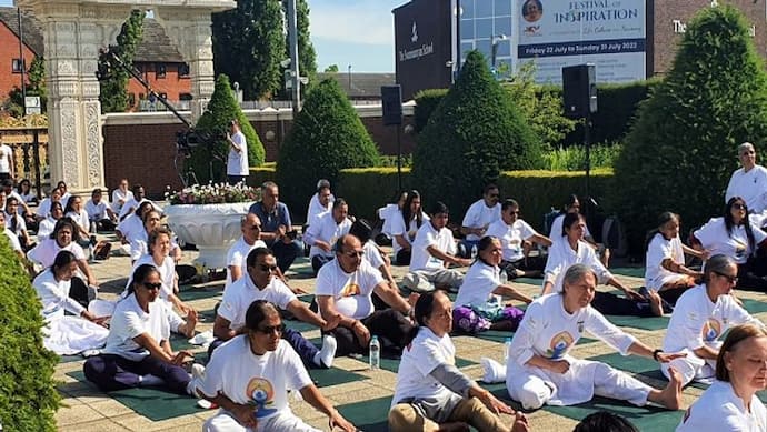 अंतरराष्ट्रीय योग दिवस: लंदन से लेकर बीजिंग तक पूरी दुनिया में लाखों लोगों ने किया योग