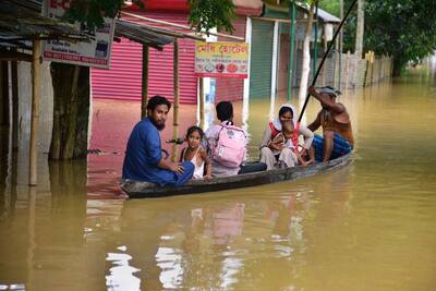 Assam flood: असम के 32 जिलों के 55 लाख लोगों पर टूटा बाढ़ का कहर, घरबार छोड़कर जान बचाकर भागे