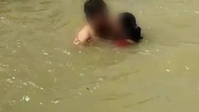 सरयू नदी में पति को पीटने वालों पर दर्ज हुआ मुकदमा, वायरल वीडियो के बाद एक्टिव हुई पुलिस