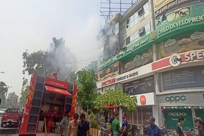 अहमदाबाद के देव कॉम्प्लेक्स में लगी भीषण आग, तीसरी मंजिल में बच्चों का अस्पताल, रेस्क्यू कर बचाई जान