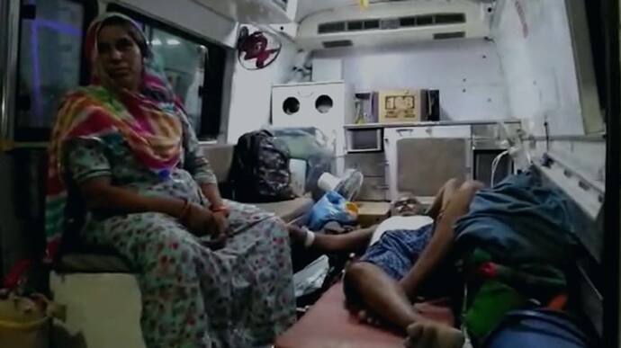  उदयपुर में इंसानियत  शर्मसार: एंबुलेंस पर तड़पता रहा मरीज, डॉक्टर ने नहीं किया इलाज...ऑक्सीजन तक नहीं दी