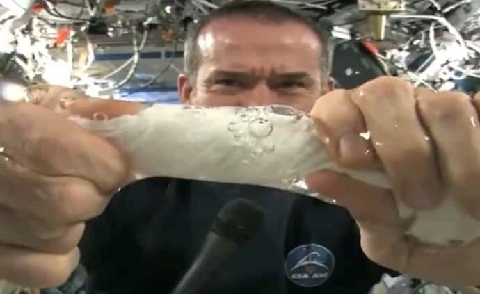 एस्ट्रानॉट ने वीडियो में बताया- अंतरिक्ष में गीला कपड़ा निचोड़ेंगे तो क्या हाेगा, कहां जाएगा पानी 