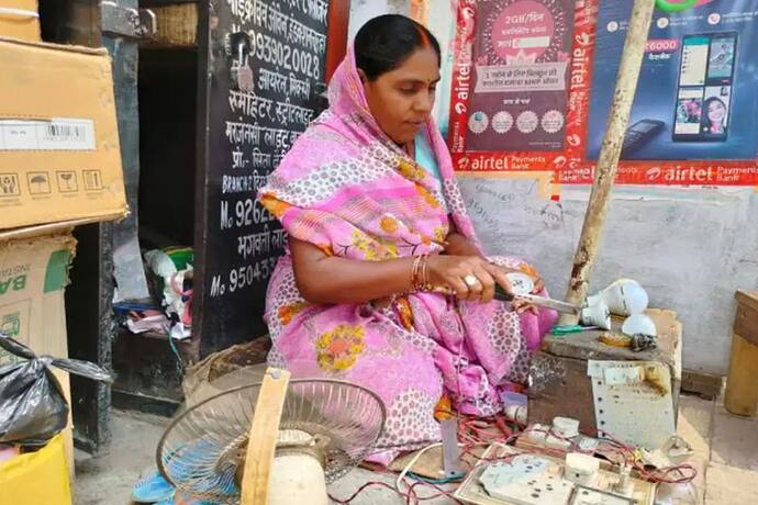 Motivational Story: पति की बीमारी ने महिला को बना दिया इलेक्ट्रिशियन,सड़क पर लगाती है दुकान, कमाई सुन सब हैरान