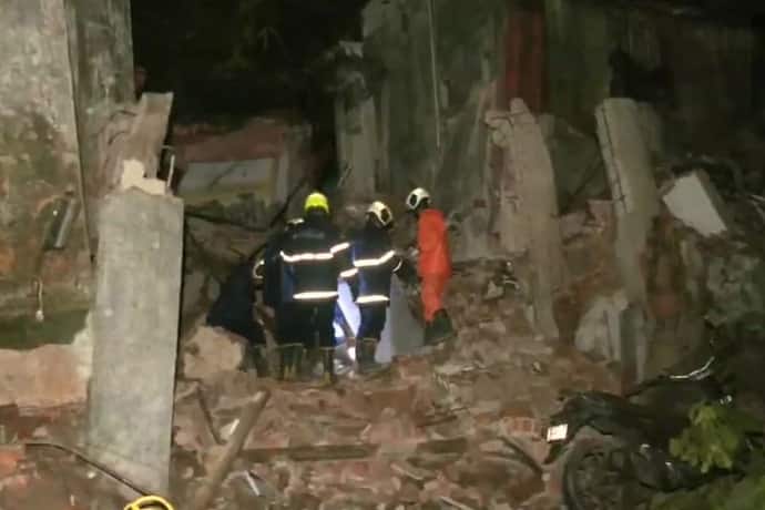 मुंबई के कुर्ला में 4 मंजिला बिल्डिंग गिरी, 25 लोगों के फंसे होने की आशंका, 12 का रेस्क्यू