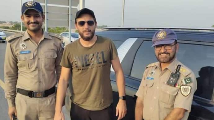 आखिर क्यों पुलिस के हत्थे चढ़े पाकिस्तान के दिग्गज बल्लेबाज शाहिद अफरीदी, जानें क्या है पूरा मामला