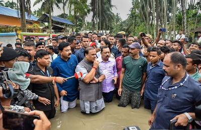  Assam Flood:जब असम के CM हिमंत बिस्वा सरमा बाढ़ में आधे डूब गए, देखिए कुछ तस्वीरें