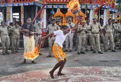 यात्रा पर निकले भगवान जगन्नाथ, दर्शन को उमड़ी भक्तों की भीड़, देखें पुरी से लेकर अहमदाबाद तक की 10 तस्वीरें