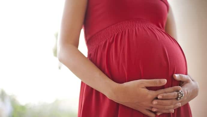 SC ने 24 सप्ताह की प्रेग्नेंसी में दी अबॉर्शन की अनुमति, कहा- अविवाहित होने के चलते गर्भपात नहीं रोक सकते