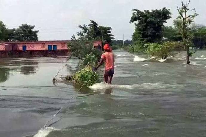 बिहार में कई नादियां ऊफान पर गांवों में घुसा पानी, 11 जिलों में भारी बारिश का अलर्ट 