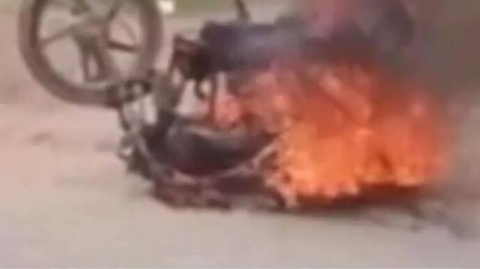   बिहार में  शॉकिंग घटना: पेट्रोल खत्म हुआ तो बीच सड़क बाइक में लगा दी आग, वजह जान दंग रह गई पुलिस 