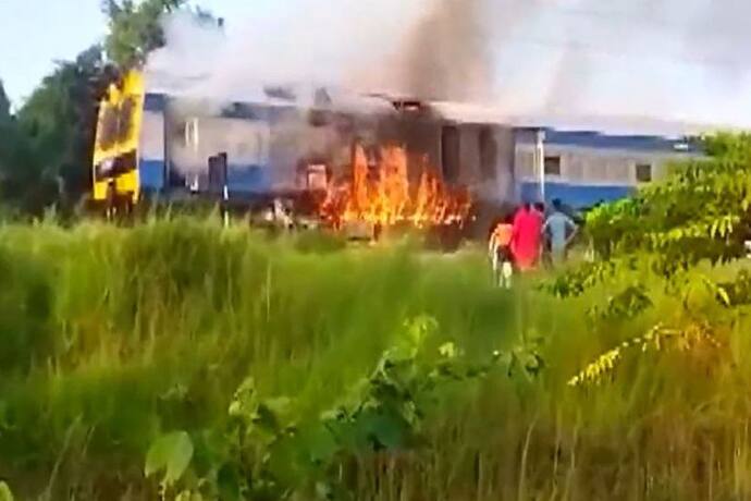 बिहार के भेलवा रेलवे स्टेशन के पास पैसेंजर के इंजन में लगी आग, रक्सौल से नरकटियागंज जा रही थी ट्रेन