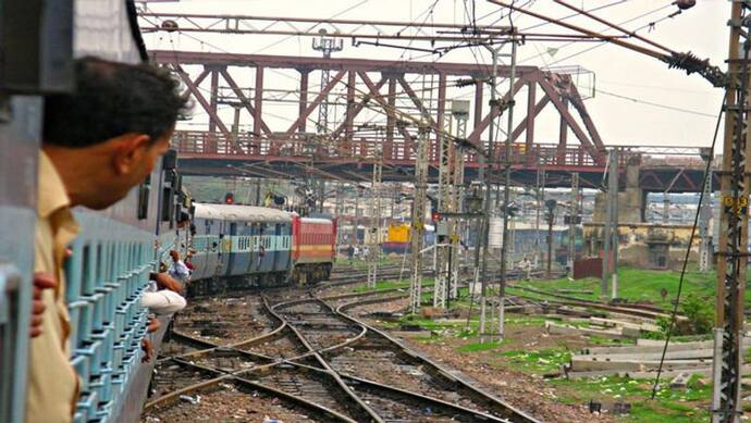 आगरा: रेलवे ने अभियान चलाकर तीन माह में यात्रियों से वसूल लिया 10 करोड़ का जुर्माना, जानिए असल वजह