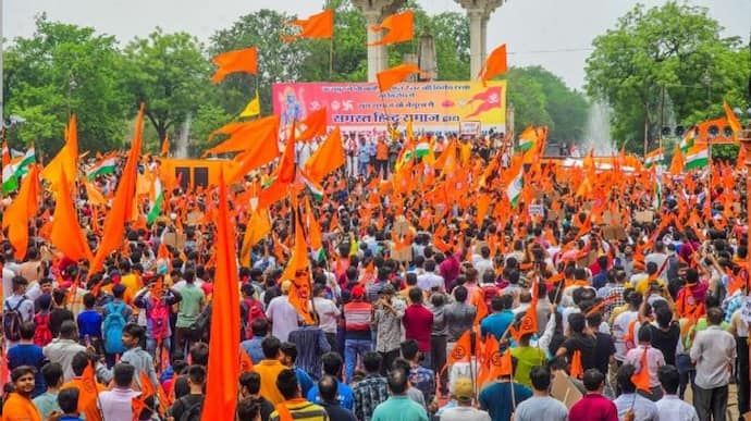   कन्हैयालाल हत्या के खिलाफ उदयपुर में हाथों में तिरंगा लेकर निकले लोग, भगवा रंग में रंगी स्टेच्यू सर्किल