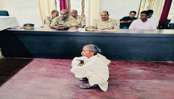 कुर्सी पर बैठे अधिकारी और जमीन पर 76 वर्षीय बुजुर्ग, जानें लोकतंत्र को आइना दिखाती अमेठी की इस तस्वीर का सच