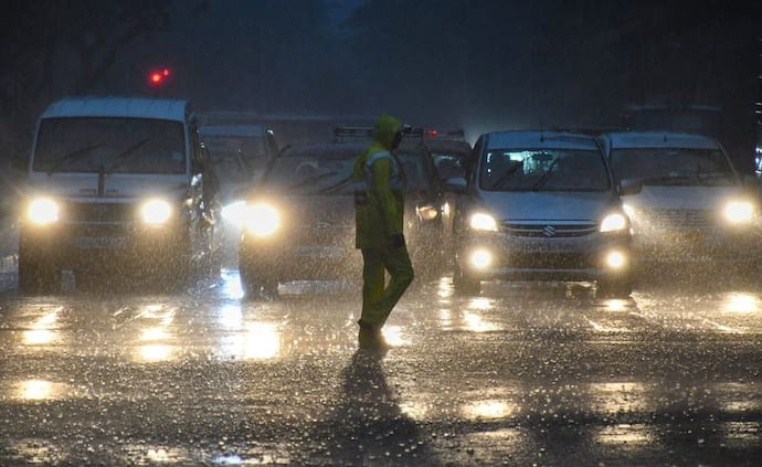 Monsoon Alert: देश के अधिकांश हिस्सों में फैला मानसून, कई राज्यों में भारी बारिश का अलर्ट, पढ़ें पूरी डिटेल्स