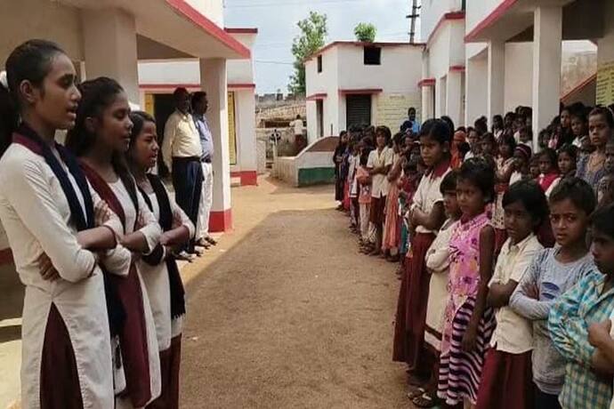 झारखंड के इस स्कूल में हाथ बांधकर बच्चे करते हैं प्रार्थना, जानें क्या है इसके पीछे की वजह