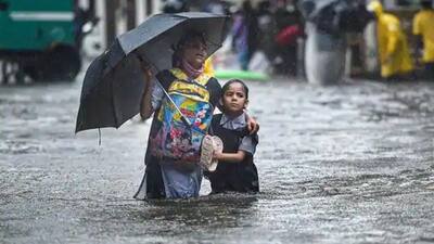   महाराष्ट्र में मूसलाधार बारिश बन रही खतरा: सड़कों पर डूबने लगे लोग, बाढ़ से खाली हो रहे घर..तबाही की तस्वीरे