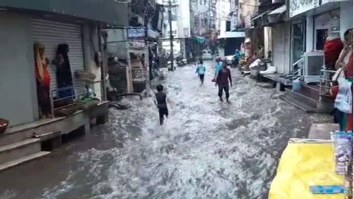 बांसवाड़ा मे जमकर बरसे बादल, दरिया बन गई सड़कें, जिले में बारिश को लेकर मौसम विभाग का अलर्ट