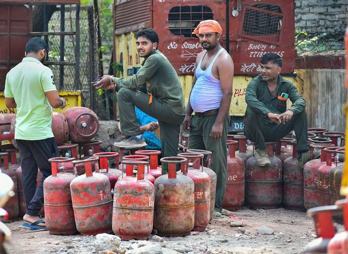 LPG Price Hike: NCP ने  केंद्र से पूछा- क्या गैस के दाम बढ़ाकर एमवीए सरकार गिराने की लागत वसूलेगी सरकार?