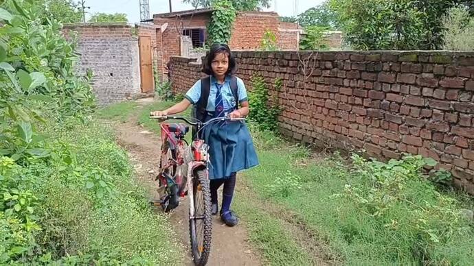 झारखंड के आदित्यपुर में अनाथ बच्ची के चेहरे पर सोनू सूद ने दी मुस्कान, IAS बनना चाहती है नीलांजना