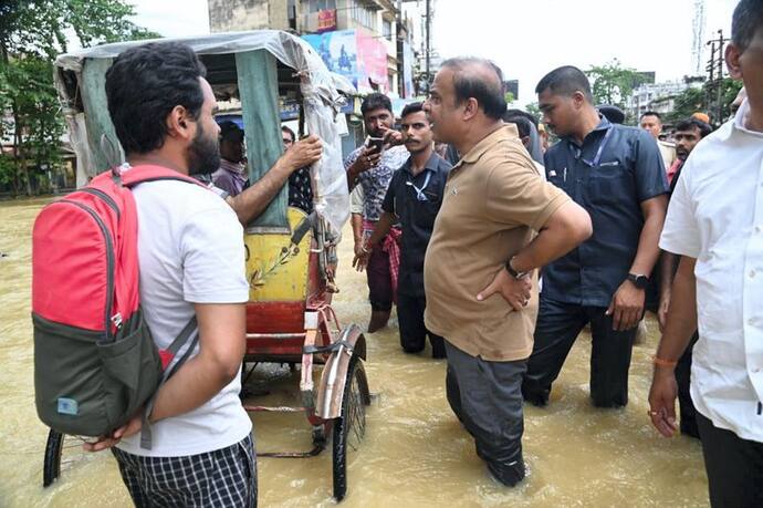  Assam floods: बाढ़ में खड़े CM की ये तस्वीर बयां कर रही कि असम ने कितना कुछ खोया, 40 हजार घर सत्यानाश हो गए