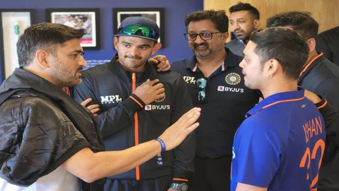 भारतीय टीम के खिलाड़ियों को मिला 'माही मंत्र', इंग्लैंड के खिलाफ मैच में ड्रेसिंग रूम पहुंचे एमएस धोनी