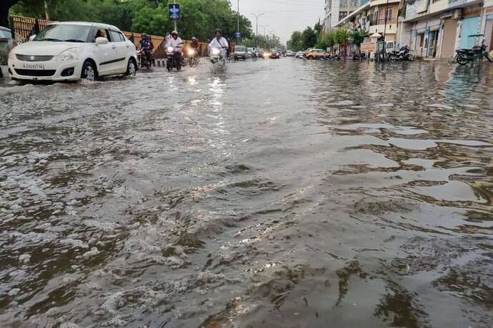 Weather Report: राजस्थान के 13 जिलों में भारी बारिश, कई जगहों पर ऑरेंज अलर्ट