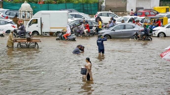  गुजरात में भारी बारिश से मचा हाहाकार: 14 लोगों की मौत, हजारों लोगों ने छोड़ा अपना घर...
