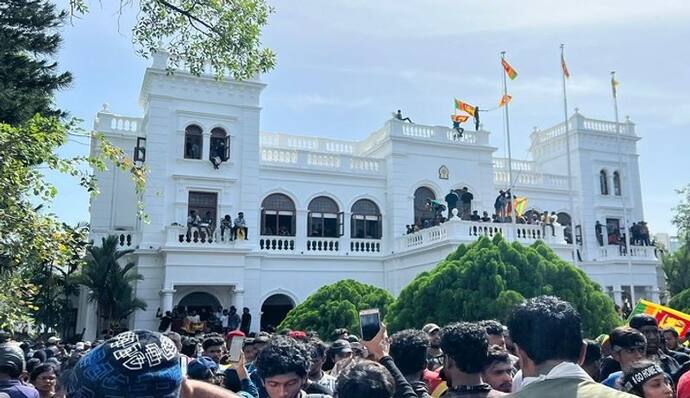 श्रीलंका संकट: PM ऑफिस पर प्रदर्शनकारियों का कब्जा, मालदीव भागे राष्ट्रपति गोटबाया, सड़कों पर हो रहा उत्पात