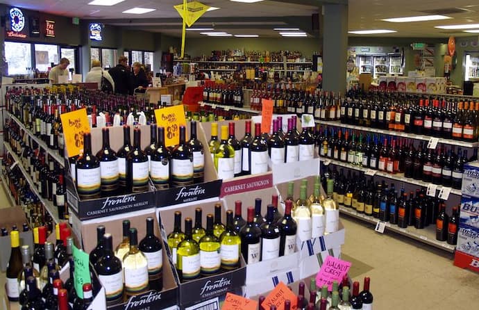 दिल्ली सरकार ने शराब की रिटेल बिक्री के लिए पुरानी नीति को अपनाया, जानिए पूरा मामला