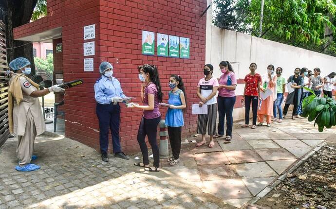 केरल में NEET एग्जाम देने पहुंचीं छात्राओं की ब्रा उतरवाकर डिब्बे में फेंकीं, बेटी को रोते देख चौंक उठा पिता