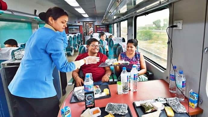 IRCTC ने यात्रियों को दिया झटका- इन 5 ट्रेनों में खाना हुआ महंगा, इतना देना होगा ऑन बोर्ड चार्ज