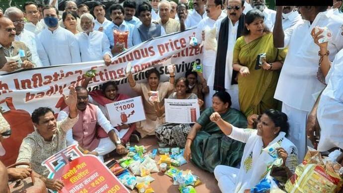 संसद का मानसून सत्र: महंगाई को लेकर कांग्रेस का लगातार विरोध, गांधी मूर्ति के सामने दिया धरना