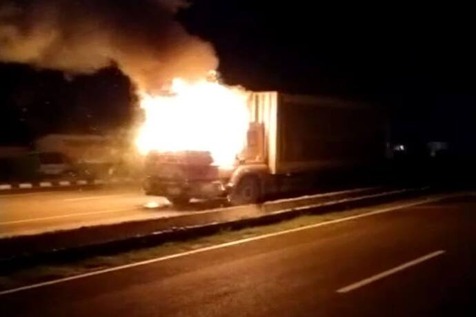 अजमेर में चलते ट्रक में अचानक लगी आग लेकिन ड्राइवर ने जान देकर दिखाया गजब का साहस, देखें वीडियो