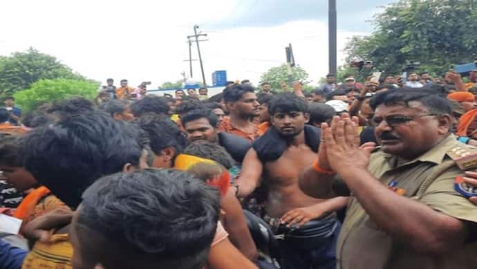 हापुड़ में कांवड़ यात्रा के दौरान जमकर बवाल, संप्रदाय विशेष द्वारा थूके जाने का मामला, पुलिस के उड़े होश