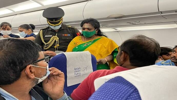 विमान में यात्री बीमार, क्रू मेंबर ने कहा- कोई डॉ. है क्या, तब तेलंगाना की राज्यपाल ने किया इलाज