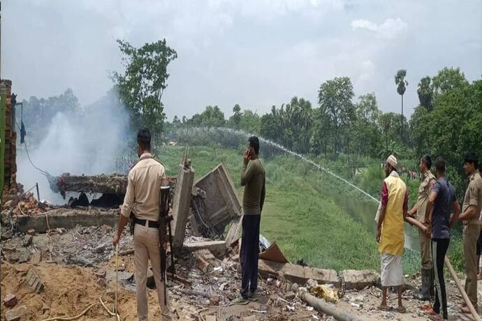 बिहार के छपरा में बिल्डिंग में अचानक हुआ धमाका, 3 किमी तक सुनाई दी आवाज, 4 लोगों की दबकर मौत
