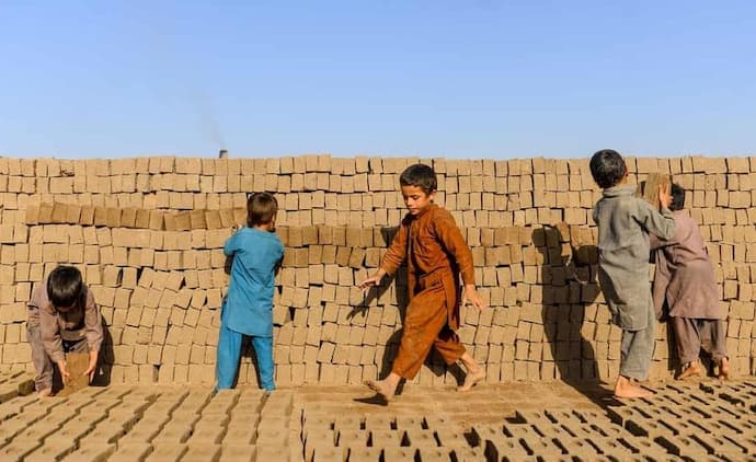 आर्थिक तंगी से जूझता अफगानिस्तान: 9 लाख लोगों की नौकरियां छिनीं, ईंट भट्ठों की आग में झुलस रहे मासूम बच्चे