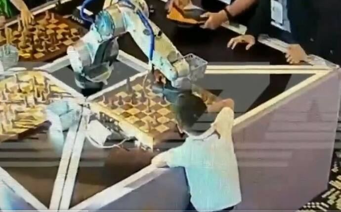 रोबोट और बच्चे के बीच चल रहा था शतरंज का खेल, तभी कुछ ऐसा हुआ जिसे देखकर डर जाएंगे आप, वीडियो वायरल