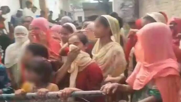 मुरादाबाद: जानिए आखिर क्यों मुस्लिम महिलाओं ने चारपाइ लगाकर रोका कांवड़ियों का रास्ता, पुलिस के उड़े होश 