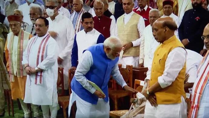 दिलचस्प वीडियो, जब PM मोदी ने पूर्व राष्ट्रपति प्रतिभा पाटिल का जमीन पर पड़ा रूमाल उठाकर दिया